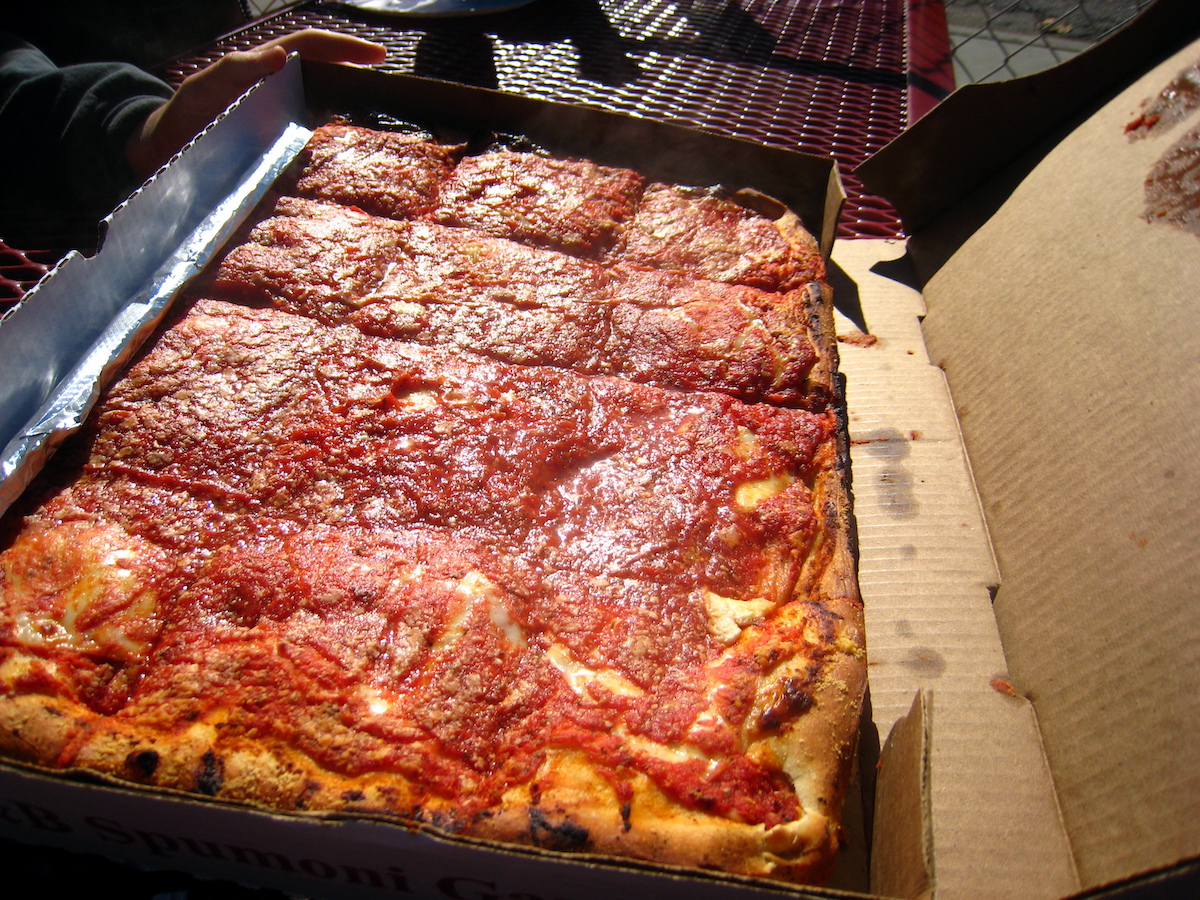 Pizza cuadrada de estilo siciliano en una caja rectangular
