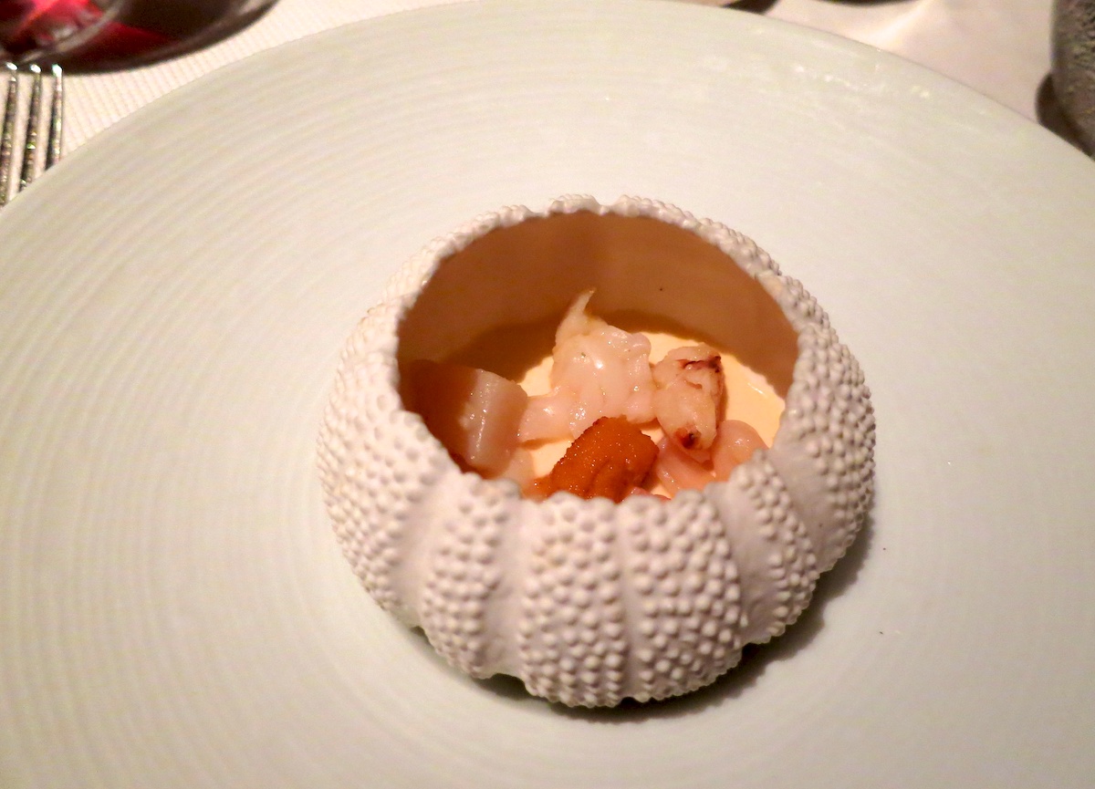 Un plato de mariscos con una presentación moderna en un restaurante Michelin en NYC