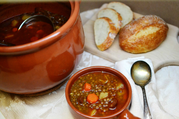 De vez en cuando con chorizo, ¡el guiso de lentejas es uno de nuestros platos favoritos de invierno en Sevilla!