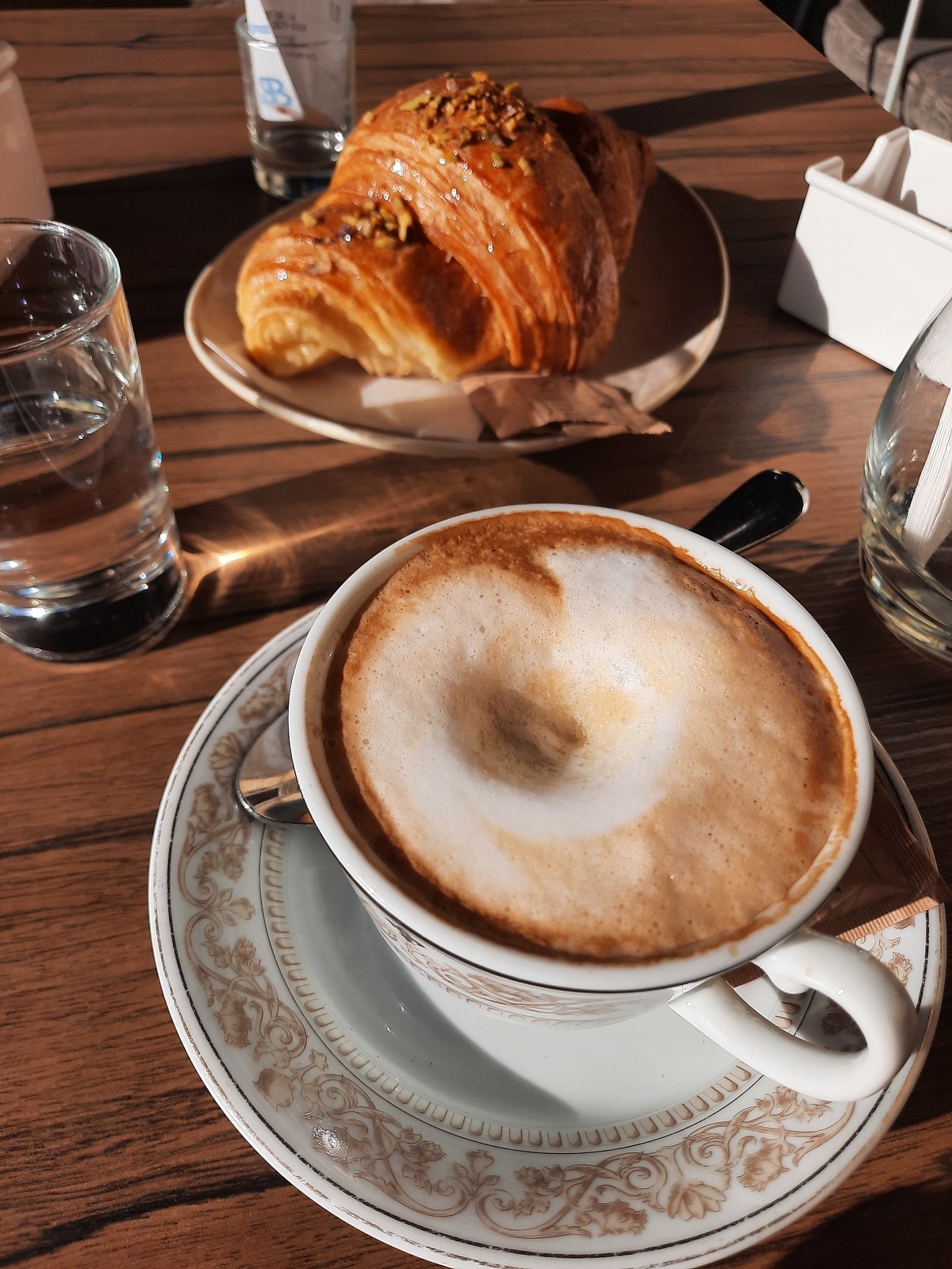 Café y croissant en porcelana exterior en Florencia