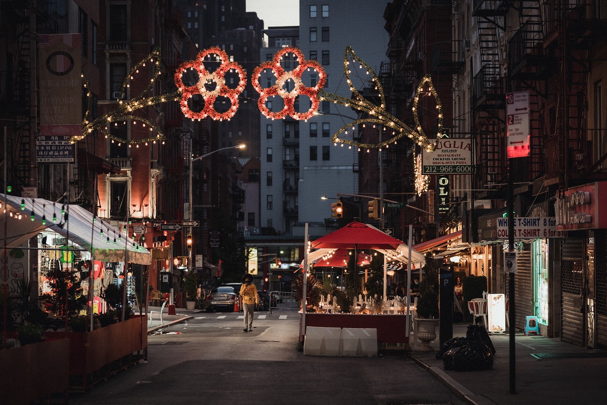 Los comensales comen al aire libre por la noche en el barrio de Little Italy de Nueva York
