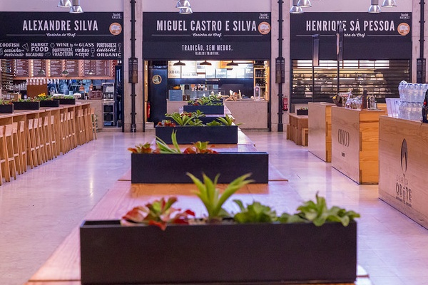 El Mercado da Ribeira es uno de los mercados de alimentos de visita obligada de Lisboa.