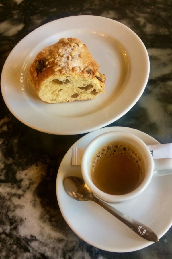 Comer un trozo de Bolo Rei en la Confeitaria Nacional es una de las cosas que hacer en Lisboa en diciembre.