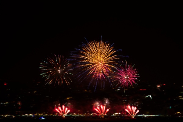 ¡Los fuegos artificiales de Nochevieja en Praça do Comércio en Lisboa en diciembre son imprescindibles!