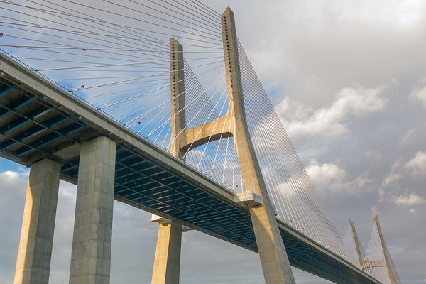 El puente Vasco de Gama es un icono de confianza en la década de 2000 en la economía local de Lisboa.