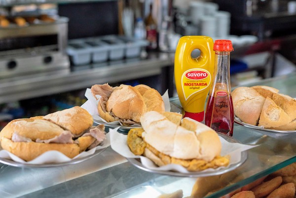 Bifanas (sándwiches de cerdo marinados portugueses)