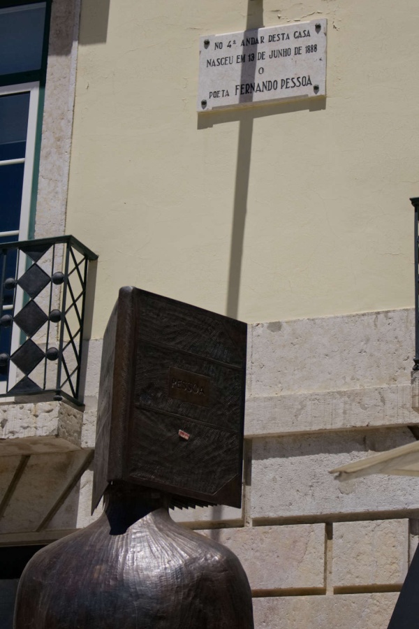 Salga de los caminos trillados en Lisboa y vea la estatua menos conocida de Fernando Pessoa cerca de la Ópera de Lisboa