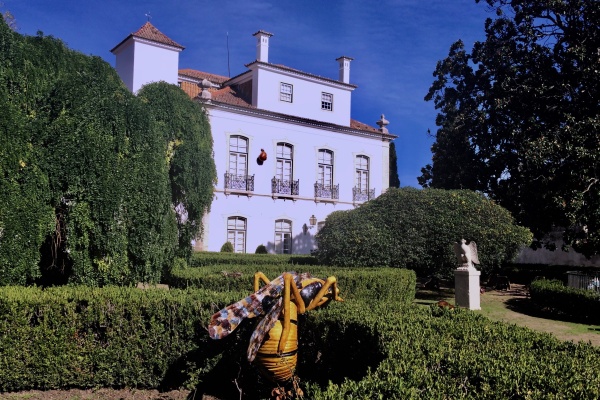 Criaturas gigantes de cerámica de Bordalo Pinheiro en un jardín en Lisboa fuera de lo común