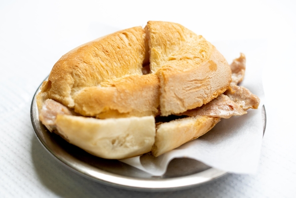 Es la manera perfecta de comer comida callejera en Lisboa con un presupuesto ajustado. ¡El sándwich bifana, que se muestra aquí, es absolutamente delicioso y solo te costará unos pocos euros!
