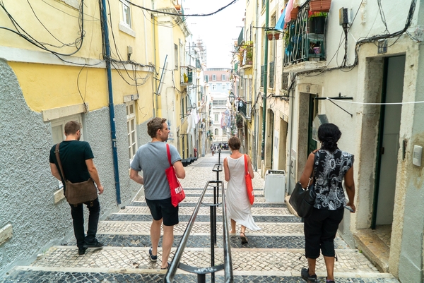 Si visitas Lisboa con un presupuesto ajustado, planifica tu viaje para la temporada baja. ¡Hay muchos menos turistas alrededor!