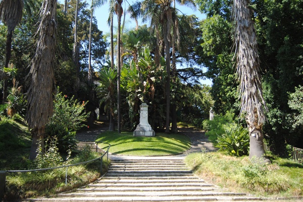 Árboles tropicales y escaleras en el Jardim Botânico do Príncipe Real, uno de los parques más famosos de Lisboa.