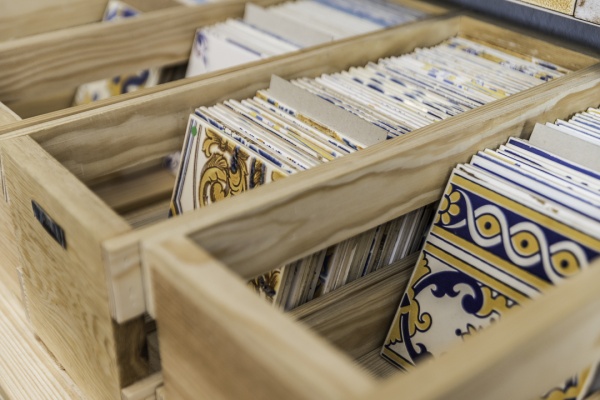 Una caja de varios azulejos industriales en la tienda Cortiço & Netos, uno de los lugares para comprar recuerdos de Lisboa - guía turística responsable