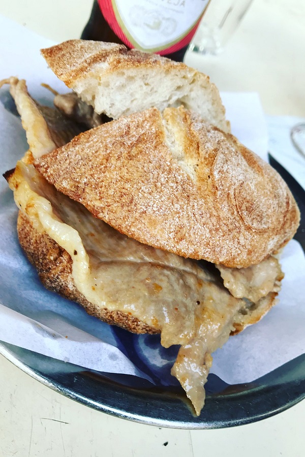 Si te gustan los bocadillos, debes probar la bifana de O Trevo, uno de los platos de comida callejera de autor de Lisboa.