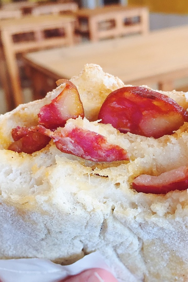 Si buscas la mejor comida callejera de Lisboa, A Merendeira sirve un delicioso pão com chouriço durante toda la noche.