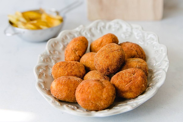 Cuando se trata de comida callejera de Lisboa, los salgados (aperitivos salados) como las croquetas son una de las opciones más populares.