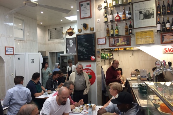 Dentro de Ze dos Cornos, una tasca típica de Lisboa.