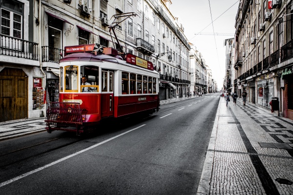 Tranvía rojo sobre rieles en Lisboa - guía de Lisboa Tranvía 28