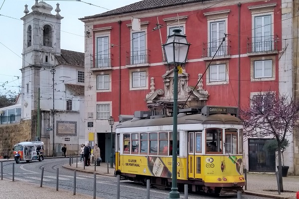 Si ha oído hablar de los tranvías de Lisboa, probablemente conozca el 28. Comenzando en Martim Moniz, el tranvía 28 pasa por Alfama pasando por el Miradouro das Portas do Sol, como se muestra aquí.