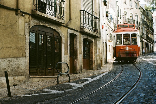 El tranvía 28 siempre está lleno, si quieres disfrutar de un viaje por Lisboa con un asiento cómodo, toma los tranvías rojos. Los lugareños lo agradecerán.