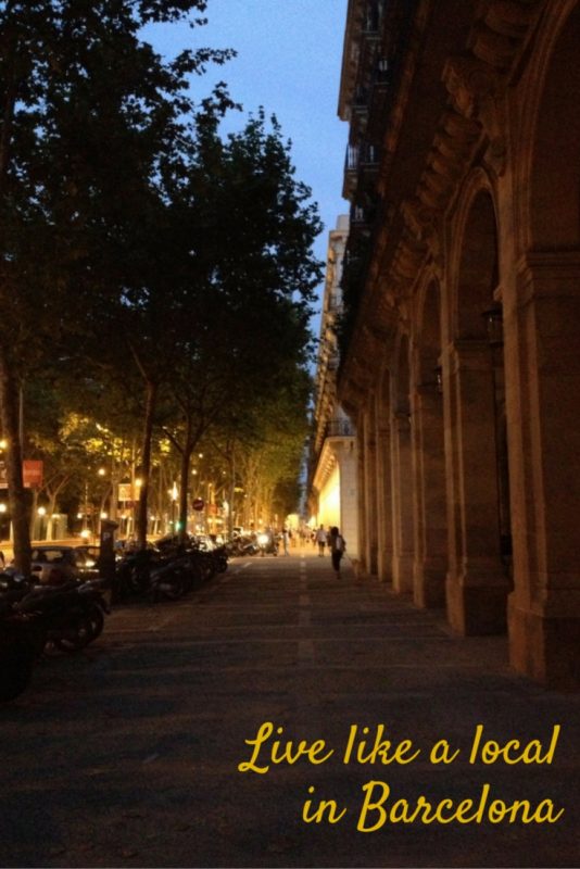 Después de que todo el turismo típico sea agotador, ¡es hora de vivir como un local en Barcelona! Desde comida típica hasta moda local y compras, asegúrate de incluir estas cosas para hacer en tu itinerario de Barcelona, ​​​​España #localtravel #travel #foodie #travelersnotebook #travelling #traveltip
