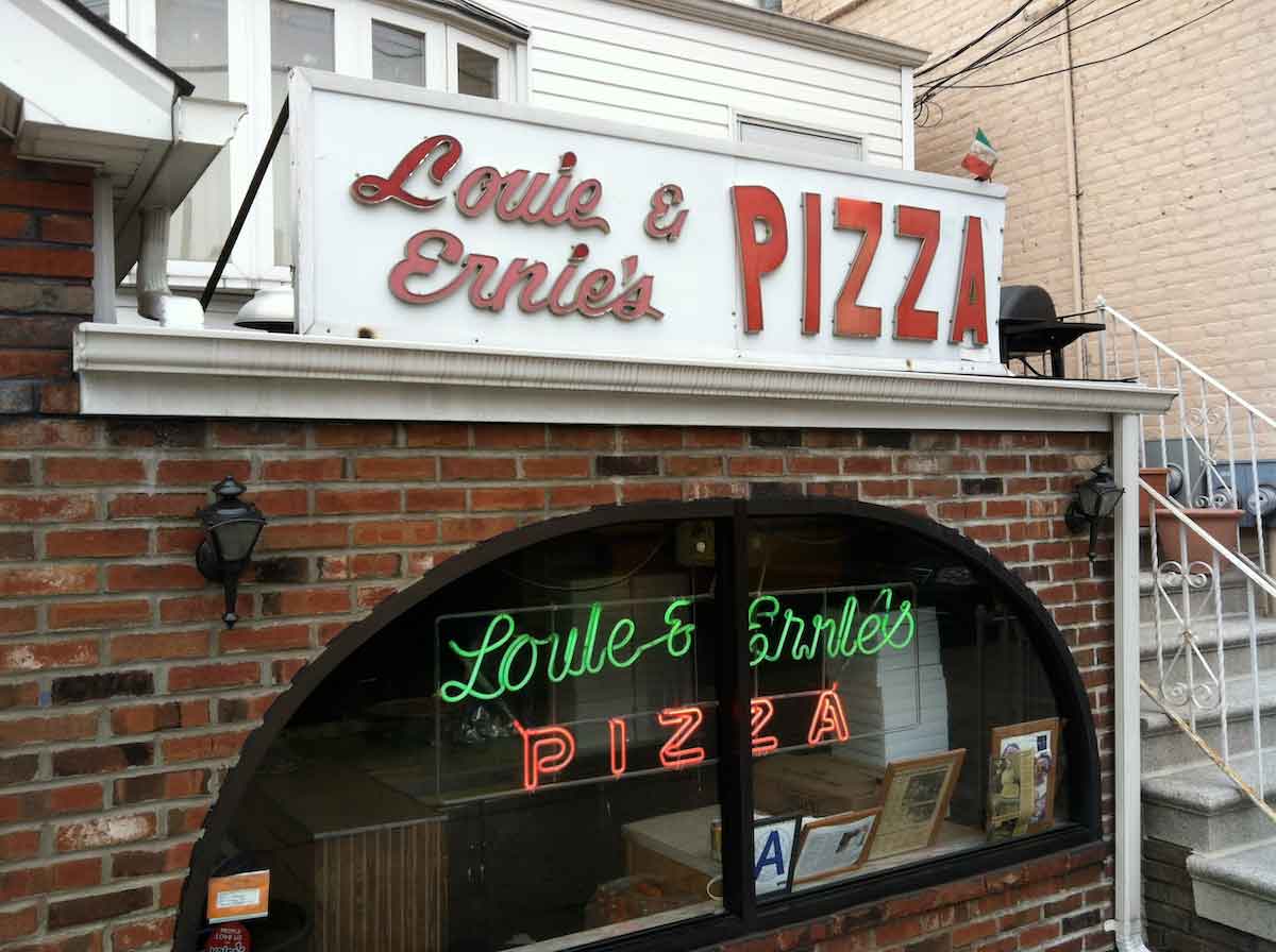 Fuera de Louie & Ernie's Pizza en el Bronx, Nueva York