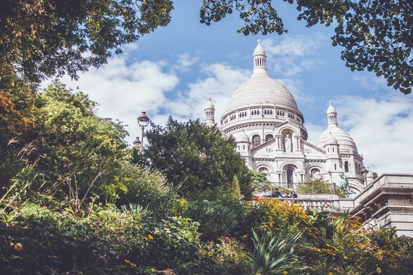 Esta carta de amor a Montmartre está llena de ideas para experiencias locales (picnic en el Sacre-Coeur, ¿alguien quiere?).