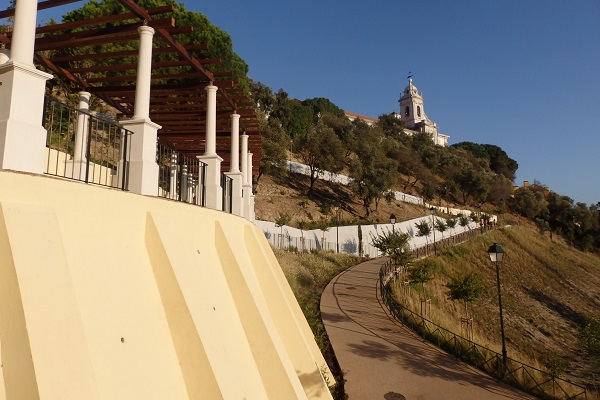 El Jardim da Cerca da Graça es uno de los únicos espacios verdes del centro de Lisboa. Situado en el barrio de Graça, es un lugar popular donde los lugareños pasean a sus perros.