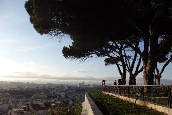 ¿Buscas lugares bonitos en Lisboa? ¡El Miradouro Senhora do Monte en el barrio de Graça tiene una de las mejores vistas de la ciudad!