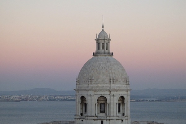 El barrio de Graça tiene una de las mejores vistas de Lisboa. Aquí puedes ver el panteón, donde están enterradas la mayoría de las personalidades portuguesas.