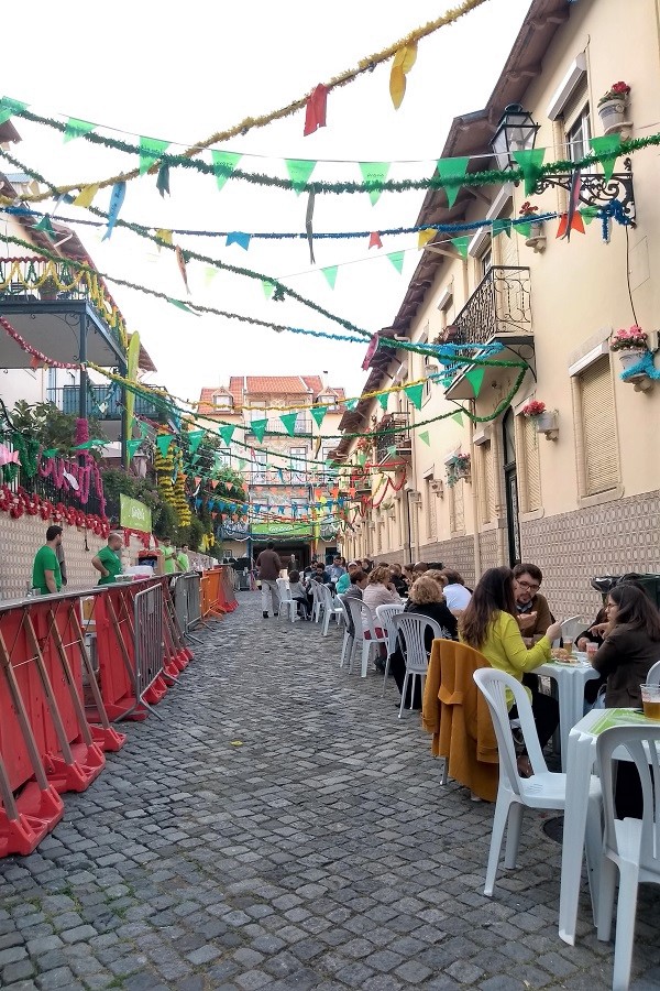 Vila Berta es una de las muchas villas ubicadas alrededor del barrio de Graça. En junio, la calle se vuelve extremadamente colorida, como se muestra aquí, para celebrar las fiestas de Lisboa.