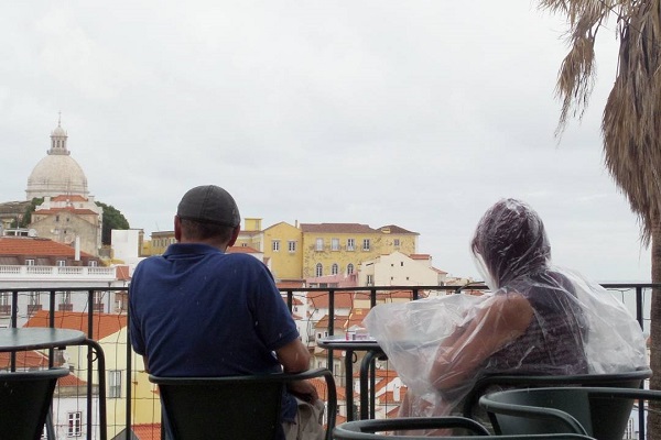 Miradouro das Portas do Sol es uno de los mejores miradouros de Lisboa con vistas al histórico barrio de Alfama.