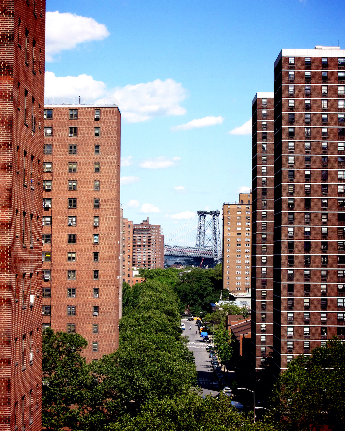 Edificios de apartamentos de ladrillo de varios pisos en el Lower East Side de la ciudad de Nueva York