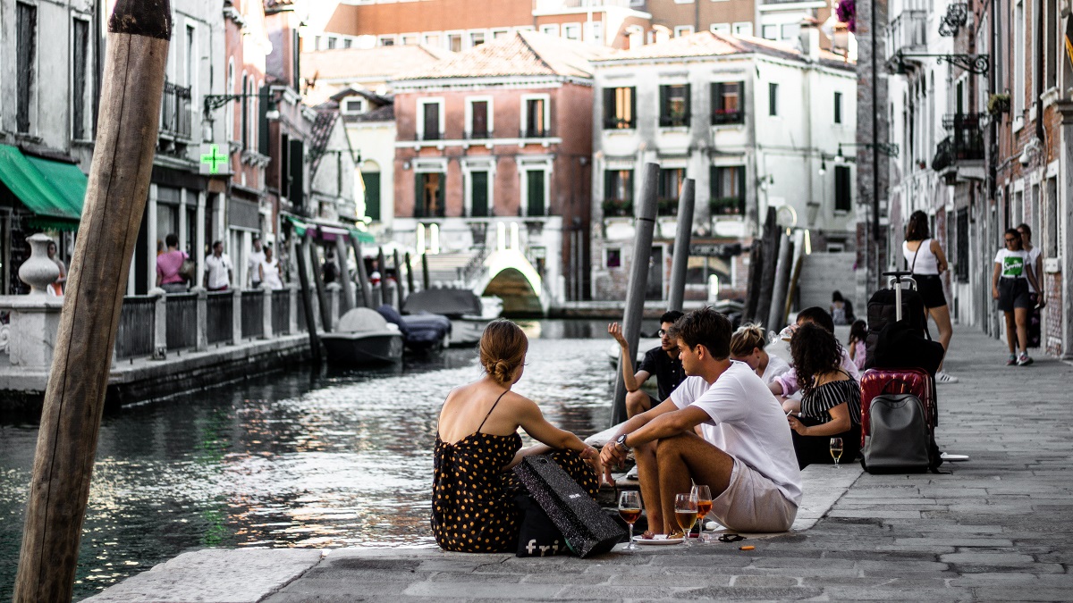 Disfruta de cicchetti en Venecia en un canal con bebidas