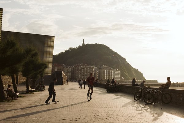 Paseo de la playa de la Zurriola en San Sebastián