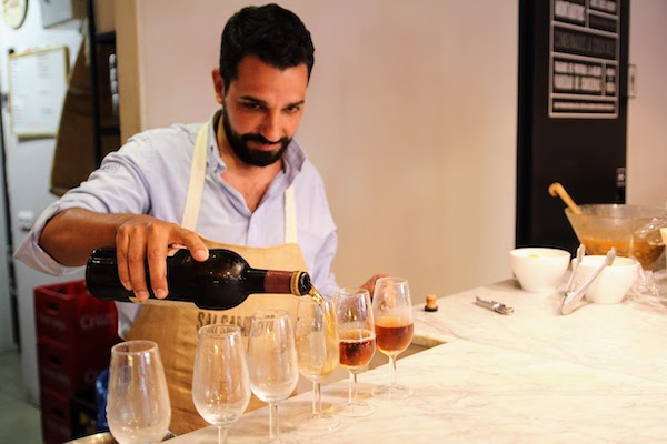Camarero sirviendo jerez oloroso