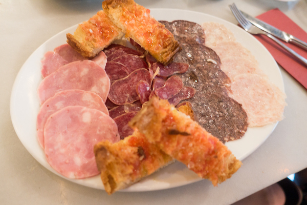 Tosta de cecina y tomate