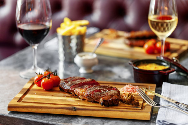 Bistec y vino en la Sala de Corte de Lisboa