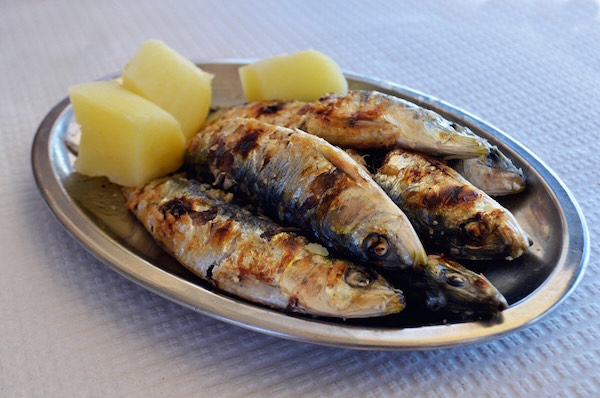 Un plato de sardinas portuguesas con patatas