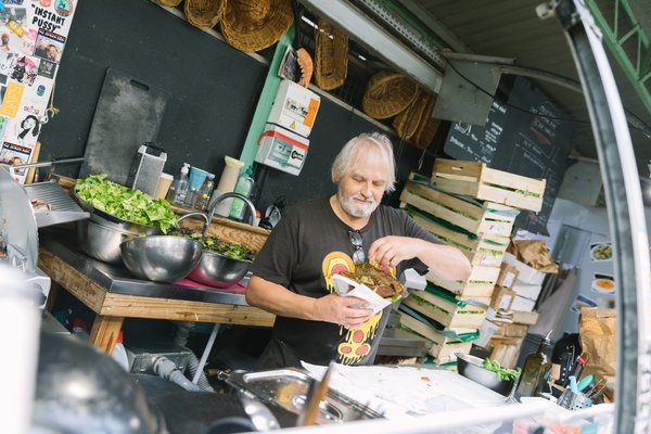El puesto de crepes Chez Alain Miam en el Marché des Enfants Rouges de París