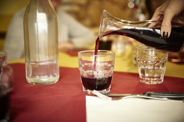 Pida una jarra de vino con el almuerzo en París.