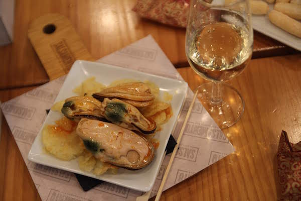 Mejillones y vino de cereza en el Salsamento de Sevilla