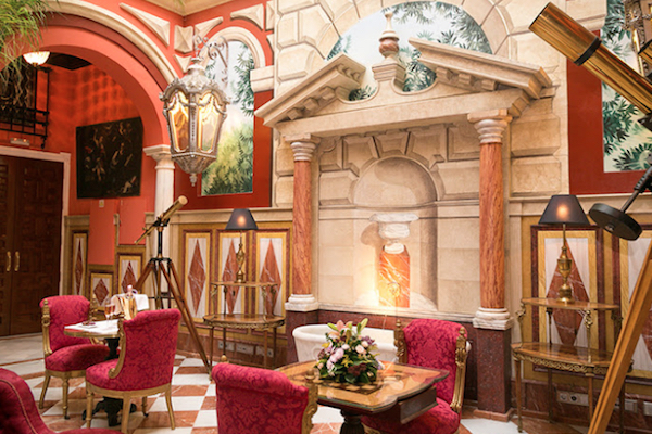 Si está buscando uno de los hoteles de lujo en Sevilla ubicado justo en el centro de la ciudad, este hermoso lugar, el Hotel Ateneo, ¡es el lugar perfecto para usted!
