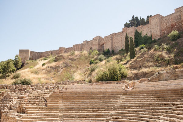 Lo primero que debes saber antes de viajar a Málaga es que es antigua. La Alcazaba y el Teatro Romano existen desde hace miles de años.