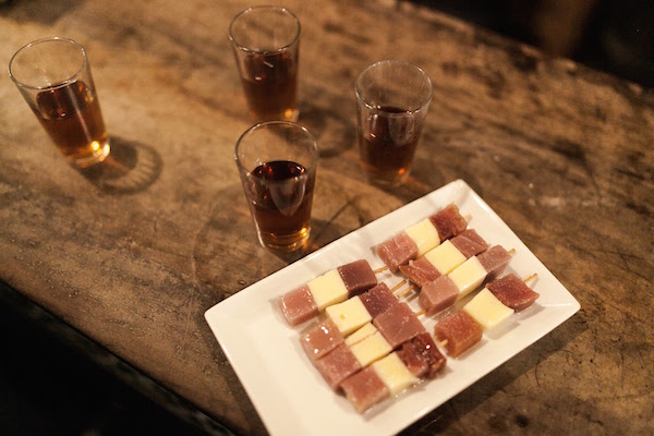 Antigua Casa de Guardia es uno de los mejores bares de tapas de Málaga para salir de noche.