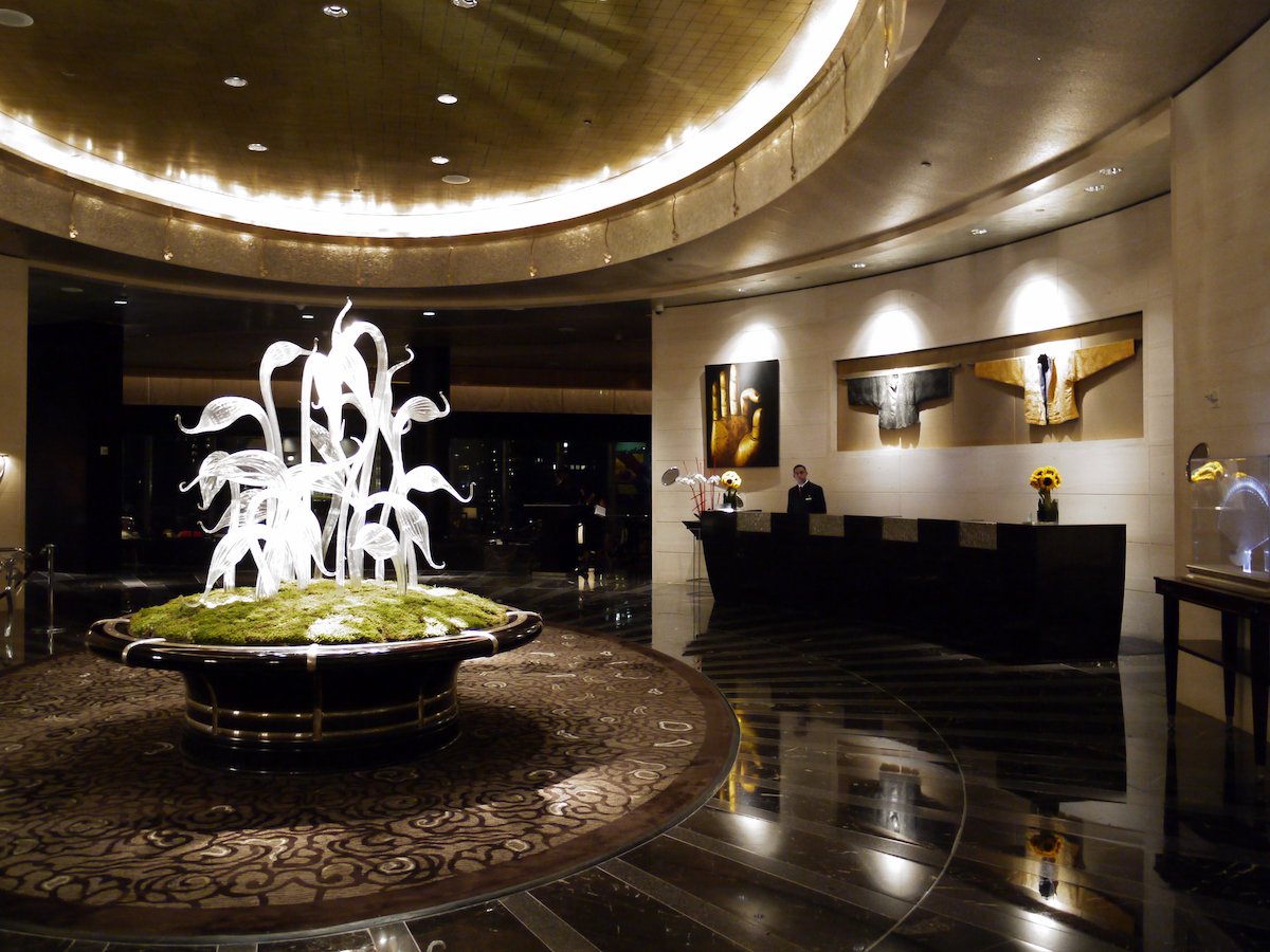 Vestíbulo del hotel Mandarin Oriental en Nueva York con esculturas modernas