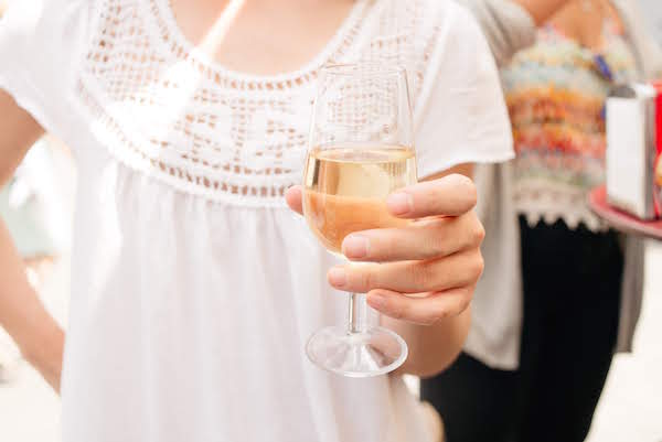 ¿No estás seguro de qué vinos pedir en Sevilla? ¡Nos encantan las cerezas secas como la manzanilla y el fino!