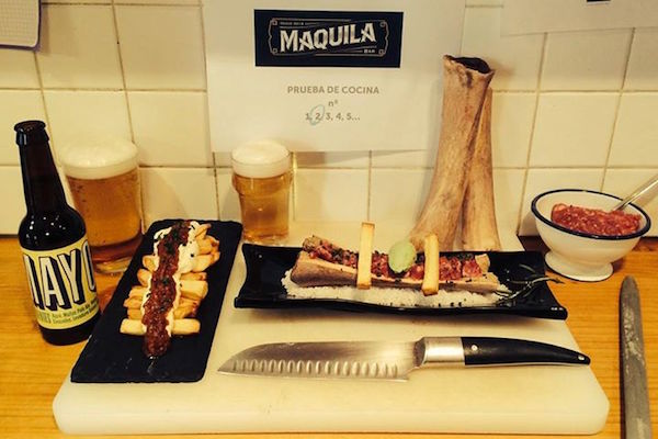 Maquila Bar es nuestra principal recomendación para aquellos que buscan una gran experiencia tanto con cerveza como con comida, ya que ofrecen excelentes tapas y comida. Para los que busquen cerveza artesana en Sevilla, ¡no se la pierdan!