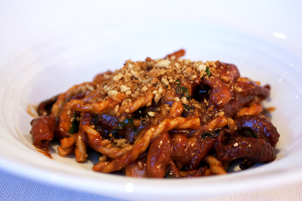 Pasta fusilli con salsa roja y pulpo