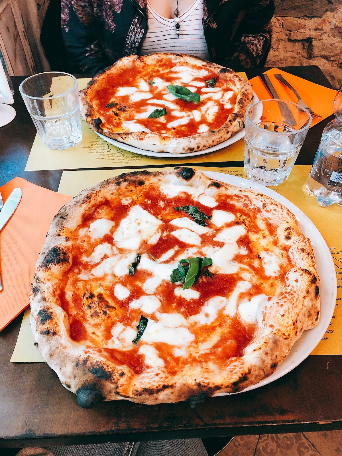 Dos pizzas margherita en una mesa de restaurante