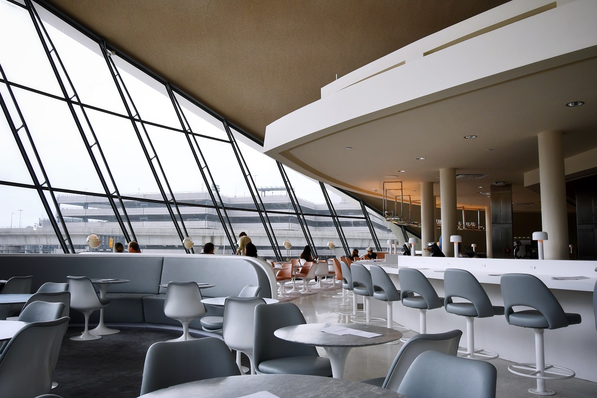 Un bar dentro de una terminal de avión en el aeropuerto JFK
